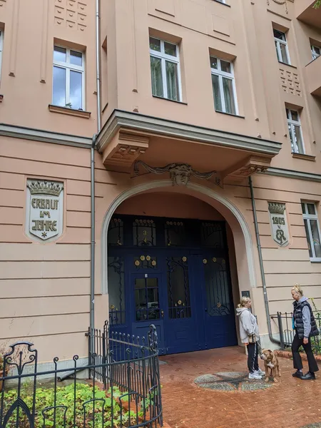 Neu möblierte, helle Wohnung, 3. OG (ganz oben) im charmanten Altbau am Bahnhof Pankow — photo 1